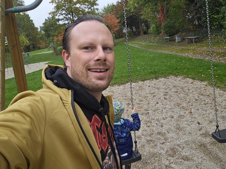 Vater und Sohn am Spielplatz