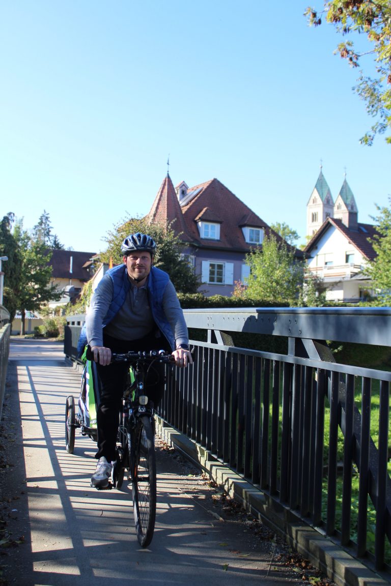 Mit Sohn am Allachbach unterwegs