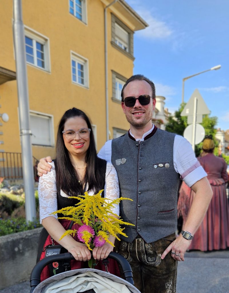 Mit Frau und Sohn beim Volksfestauszug