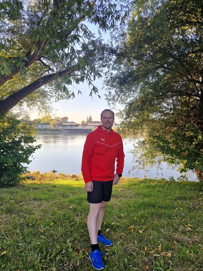 Kurze Pause beim Joggen entlang der Donau